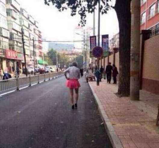80岁老人穿女装