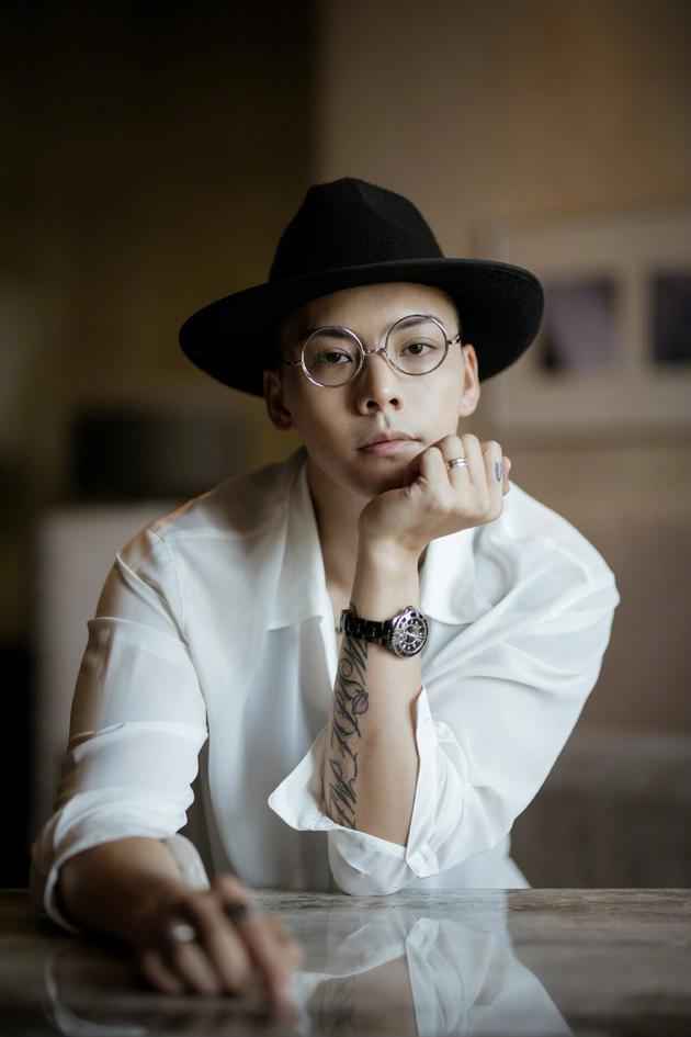 陈伟霆回应高铁上要签名的粉丝：不要不开心