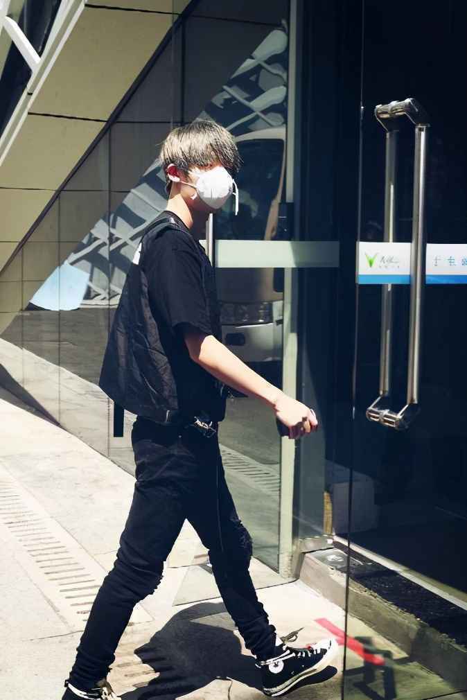 实力唱将or潮流偶像，细数戴口罩也帅气袭人的宝藏男孩！