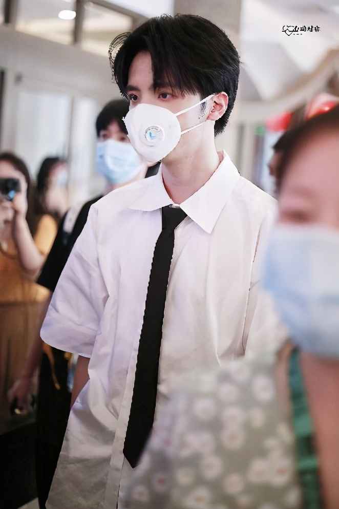 实力唱将or潮流偶像，细数戴口罩也帅气袭人的宝藏男孩！