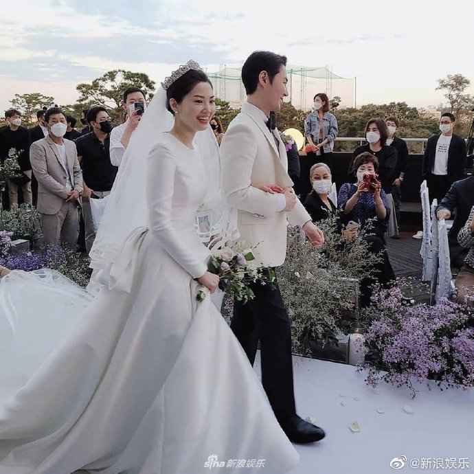 JUNJIN婚礼现场照曝光 新郎新娘好甜蜜