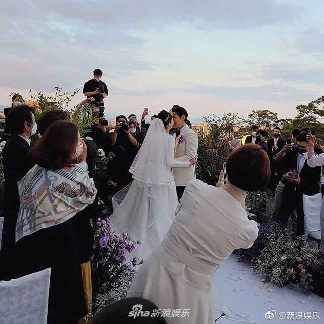 JUNJIN婚礼现场照曝光 新郎新娘好甜蜜