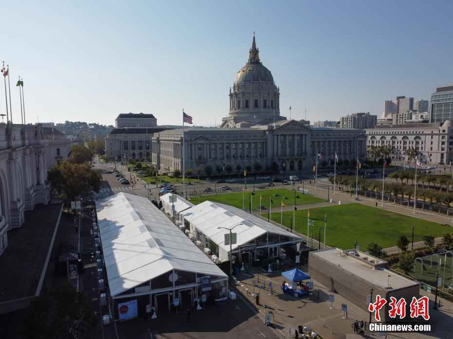 2020年美国大选：旧金山市政厅投票中心在户外开放
