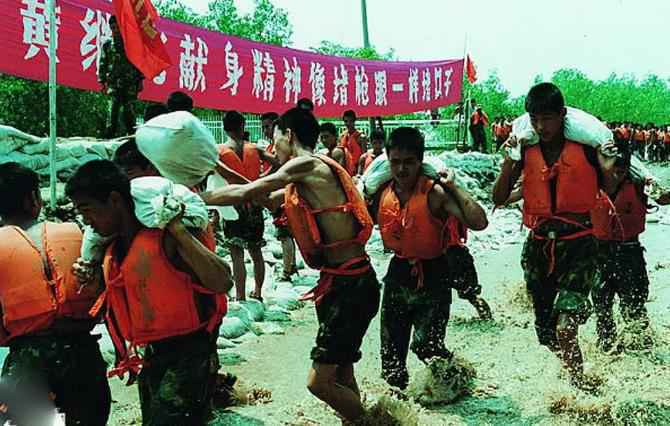抗洪抢险突击队铸就营魂精神