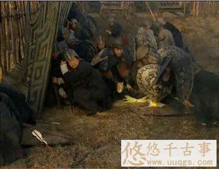 重温老版《三国演义》发现4处未解之谜，曹营里竟出现了穿越者！