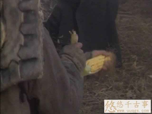 重温老版《三国演义》发现4处未解之谜，曹营里竟出现了穿越者！