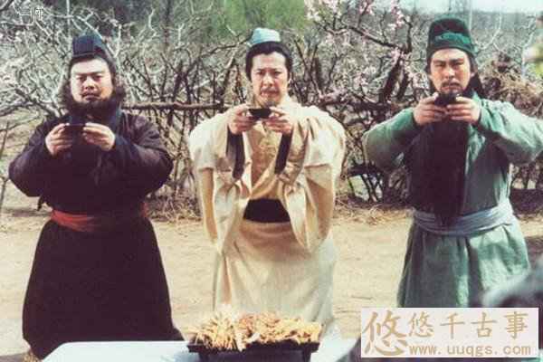 重温老版《三国演义》发现4处未解之谜，曹营里竟出现了穿越者！