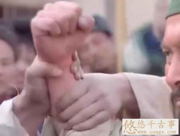 重温老版《三国演义》发现4处未解之谜，曹营里竟出现了穿越者！
