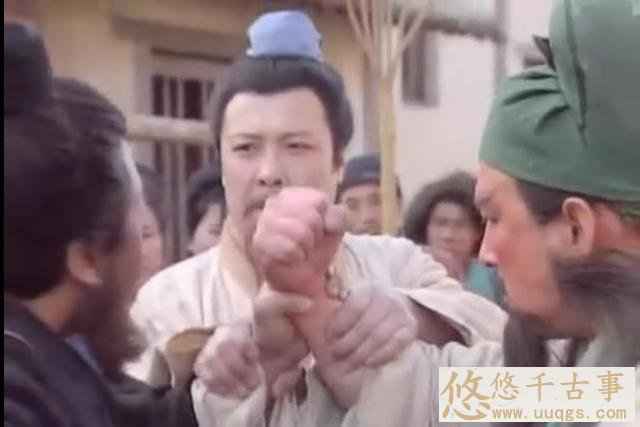 重温老版《三国演义》发现4处未解之谜，曹营里竟出现了穿越者！