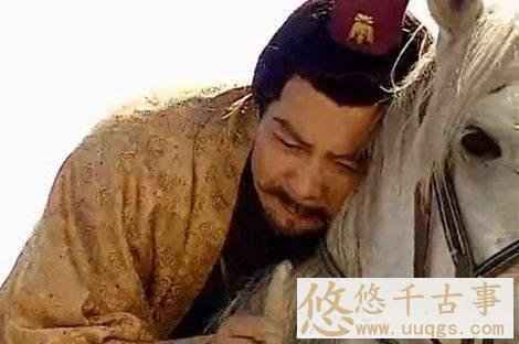 重温老版《三国演义》发现4处未解之谜，曹营里竟出现了穿越者！