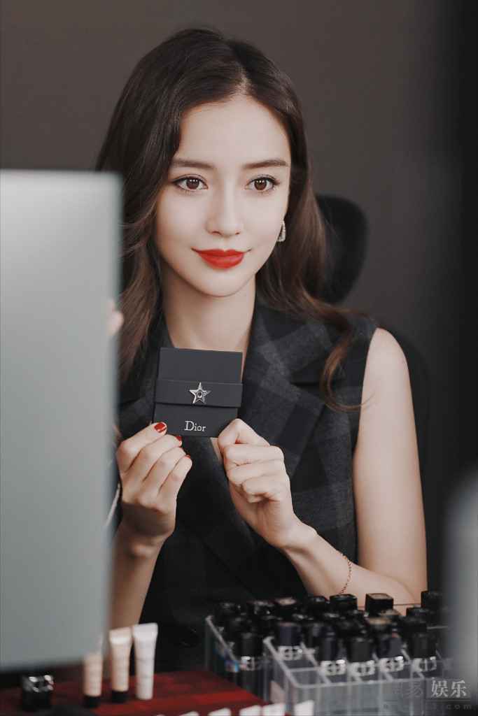 Baby与李佳琦直播精致美艳 抱狗狗笑容温柔