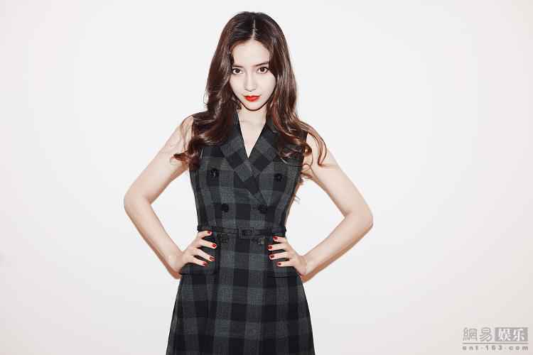Baby与李佳琦直播精致美艳 抱狗狗笑容温柔