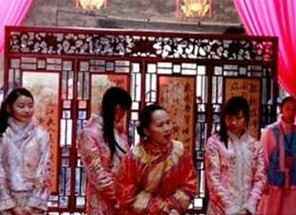 青楼里面的男性顾客，除了男女之欢外还会做些什么？