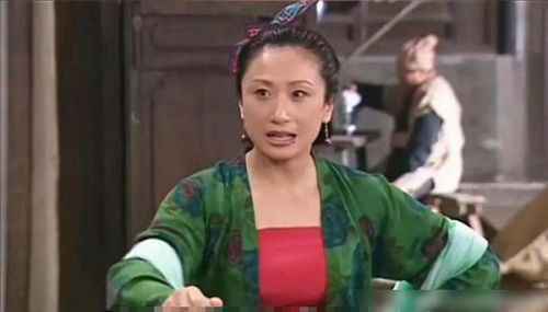 倪妮造型模仿武林外传的钱夫人？倪妮红配绿衣服造型穿出了高级感