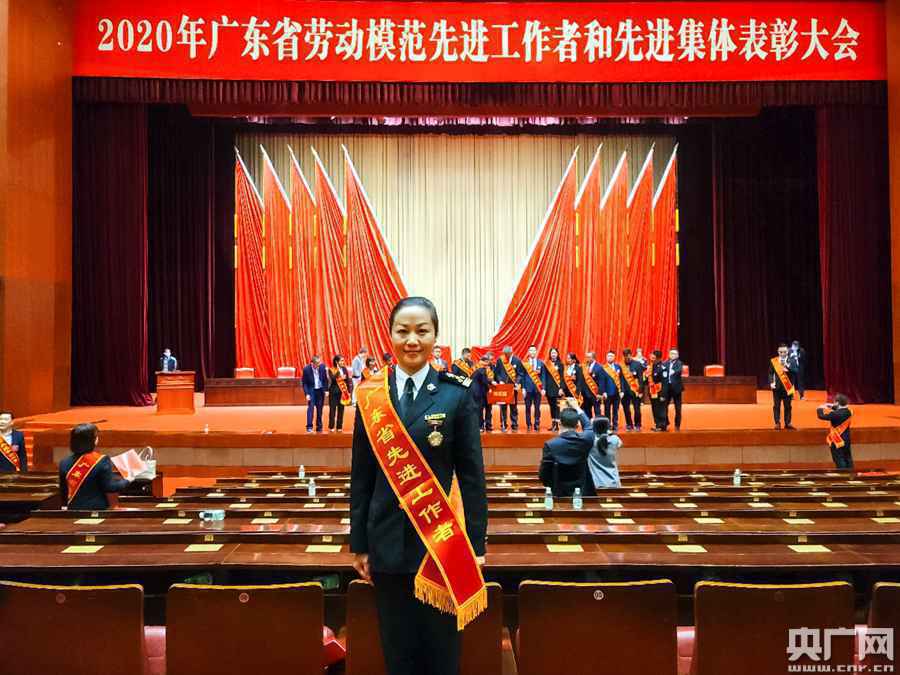 国门邮关的“铿锵玫瑰”