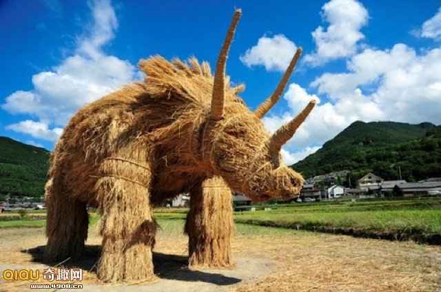 有趣的日本田园稻草雕塑_故事吧