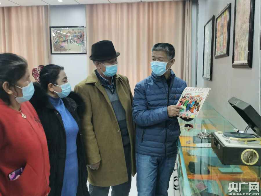 新疆阿克苏市:社区里的红色收藏家 用十几年做了一件事