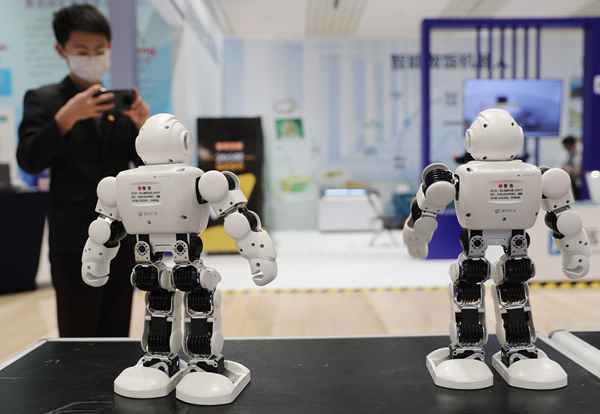 山东青岛：机器人助力智慧生活