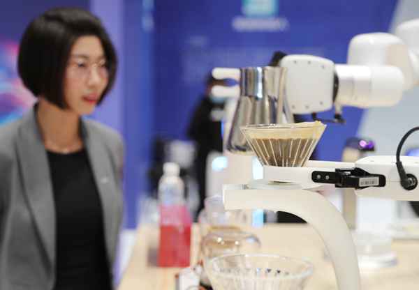 山东青岛：机器人助力智慧生活