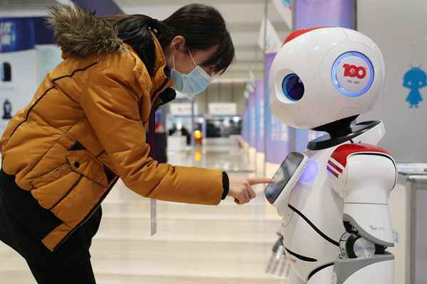 山东青岛：机器人助力智慧生活