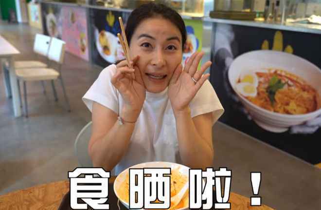 霍启刚带郭晶晶做公益 亲自为老婆下厨