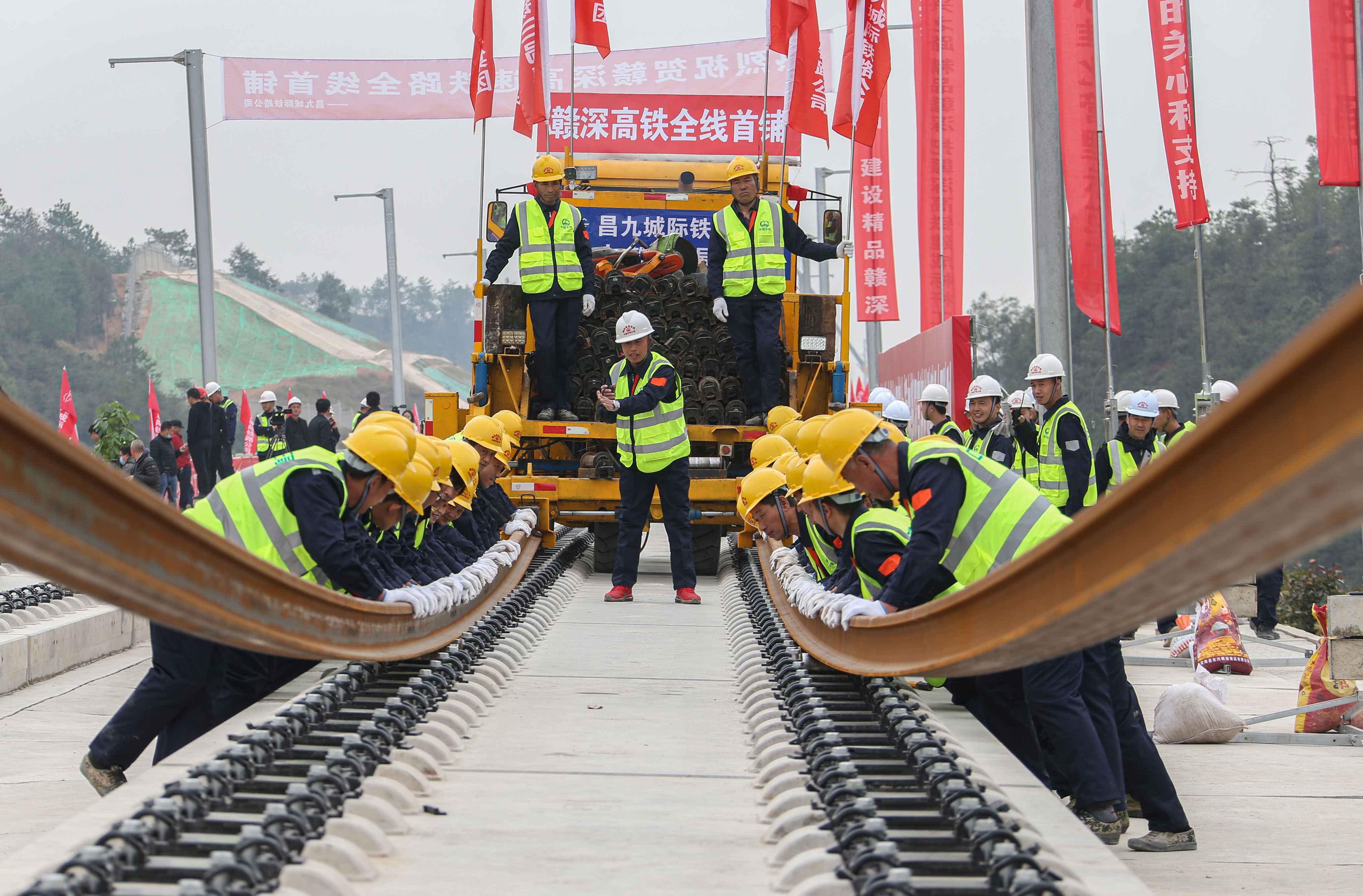 赣深高铁开始铺轨 项目建设进入冲刺阶段