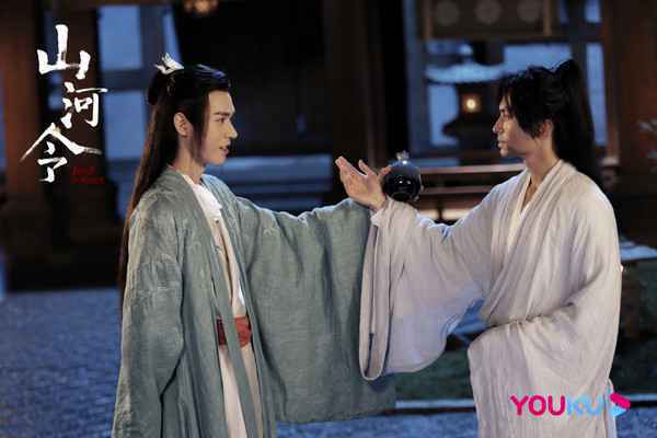 《山河令》遭抓包穿帮镜头 临演偷滑手机画面全播出
