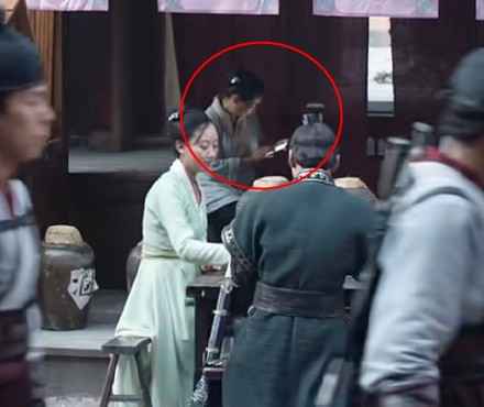 《山河令》遭抓包穿帮镜头 临演偷滑手机画面全播出