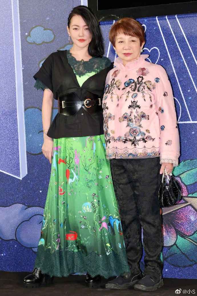 美女婆媳！小S与婆婆粉配绿造型一同看秀