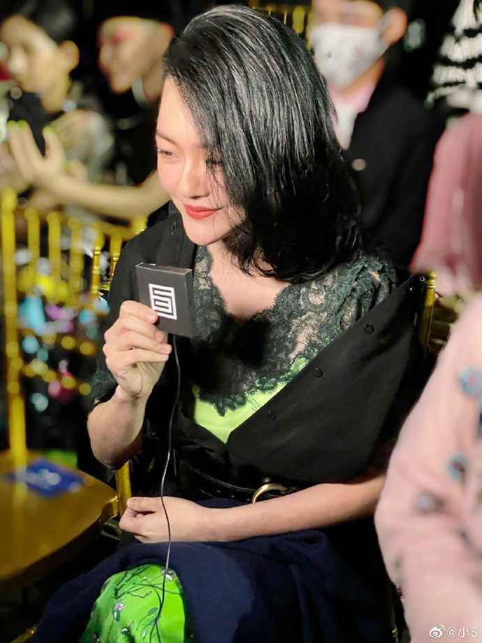美女婆媳！小S与婆婆粉配绿造型一同看秀