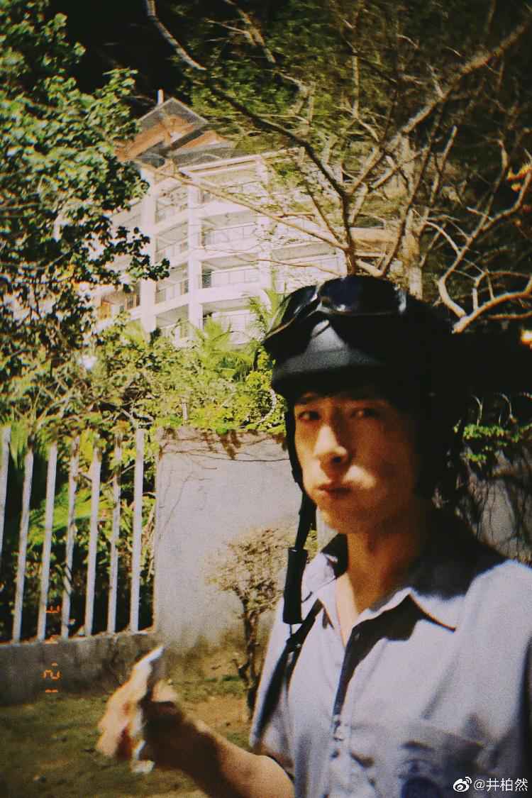 杨紫凌晨晒杀青合照 与井柏然等人对镜灿笑