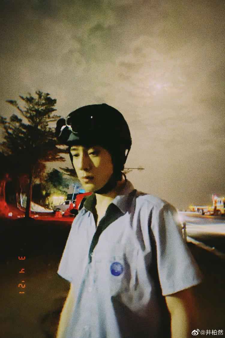 杨紫凌晨晒杀青合照 与井柏然等人对镜灿笑