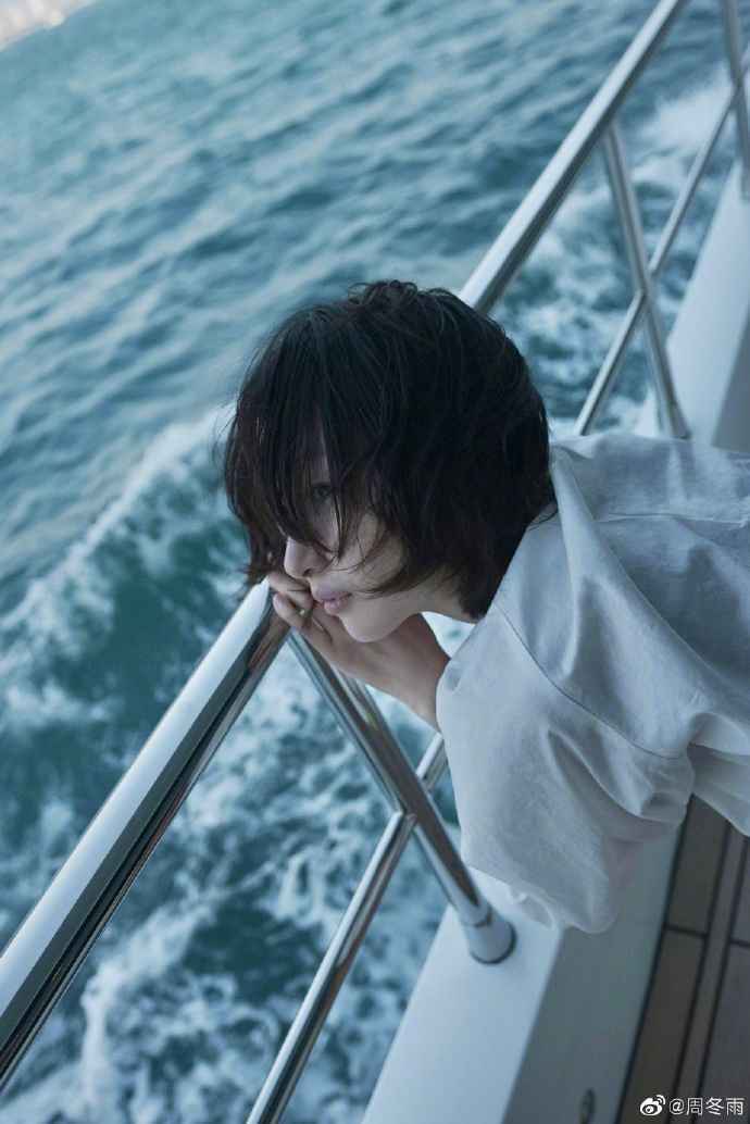 周冬雨海边拍大片发丝随风飘动 氛围感十足