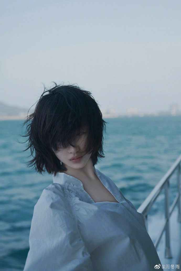 周冬雨海边拍大片发丝随风飘动 氛围感十足