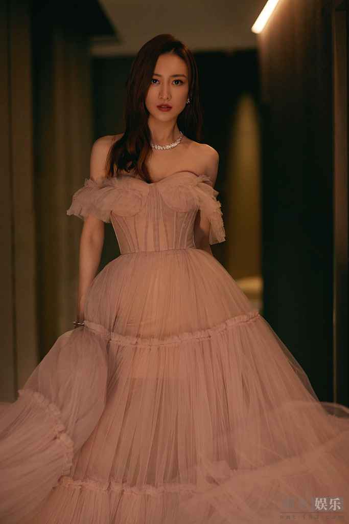 王鸥穿裸色抹胸纱裙露香肩 似仙女优雅高贵