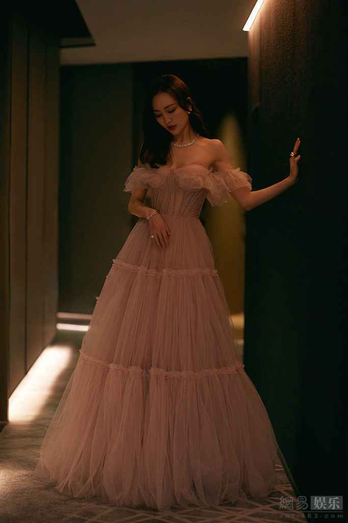 王鸥穿裸色抹胸纱裙露香肩 似仙女优雅高贵