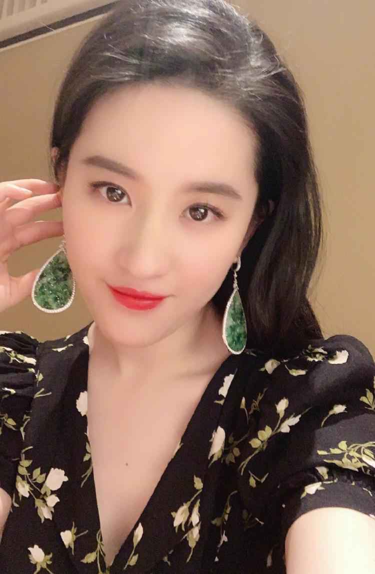 可可爱爱！刘亦菲与皮卡丘拥抱合影超治愈