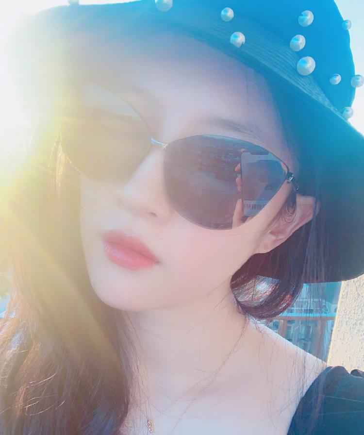可可爱爱！刘亦菲与皮卡丘拥抱合影超治愈