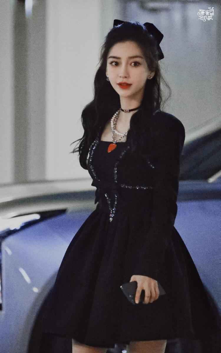 baby穿复古黑裙美艳动人 肤白貌美身段窈窕