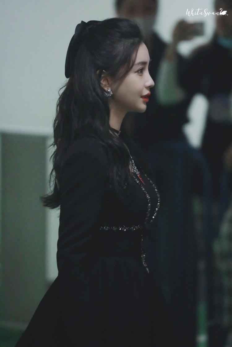 baby穿复古黑裙美艳动人 肤白貌美身段窈窕