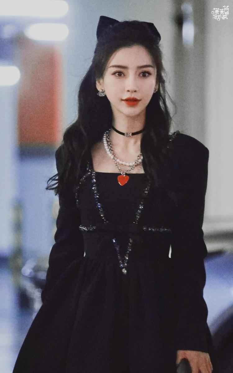 baby穿复古黑裙美艳动人 肤白貌美身段窈窕