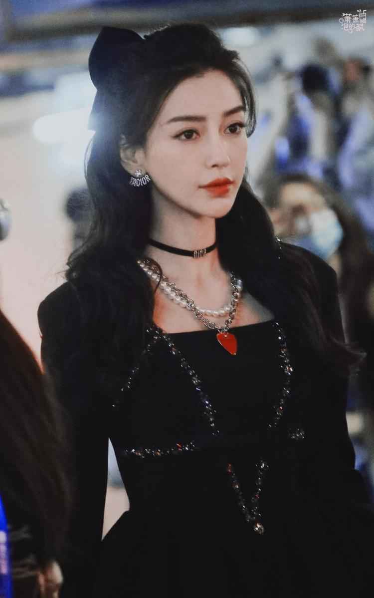 baby穿复古黑裙美艳动人 肤白貌美身段窈窕