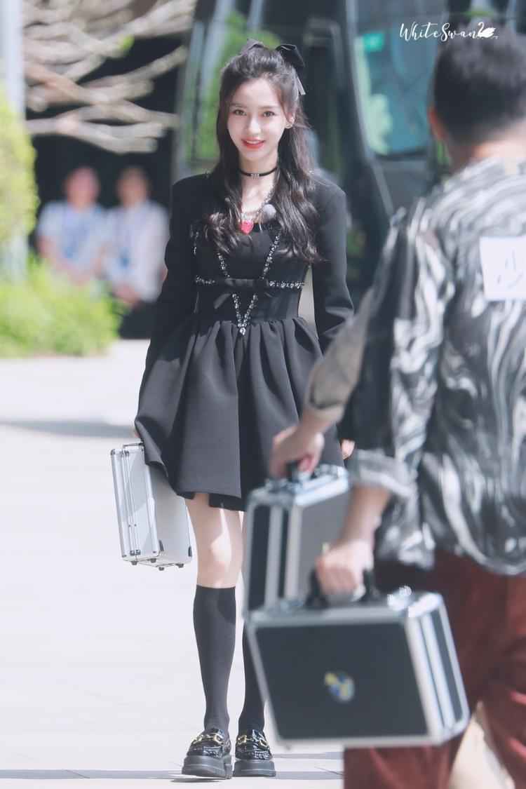 baby穿复古黑裙美艳动人 肤白貌美身段窈窕