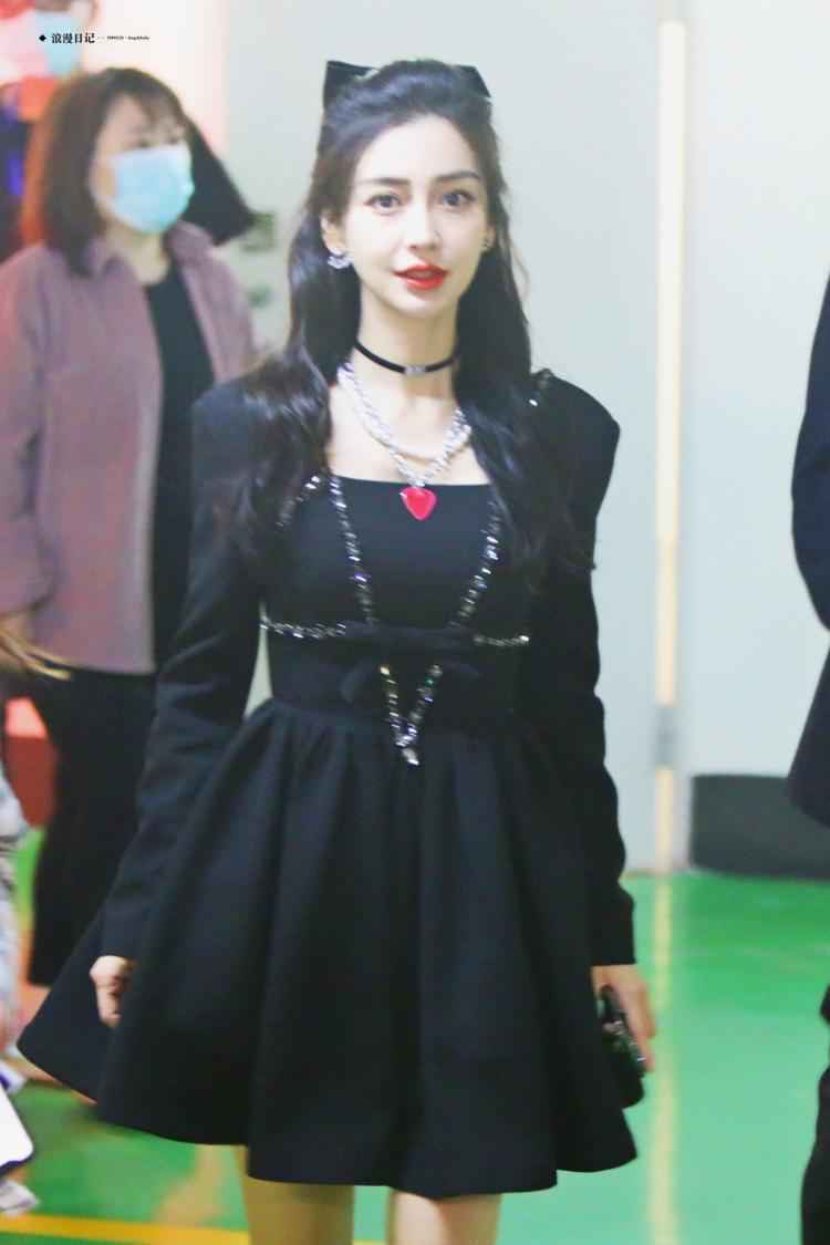 baby穿复古黑裙美艳动人 肤白貌美身段窈窕