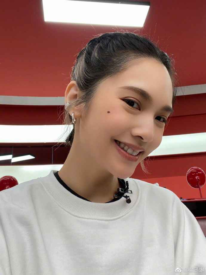 杨丞琳无惧怼脸自拍 表情生动鬼马可爱