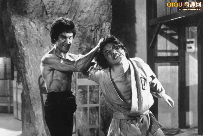 成龙被李小龙暴揍真相曝光！遭疯狂暴打照片流出[图]_故事吧