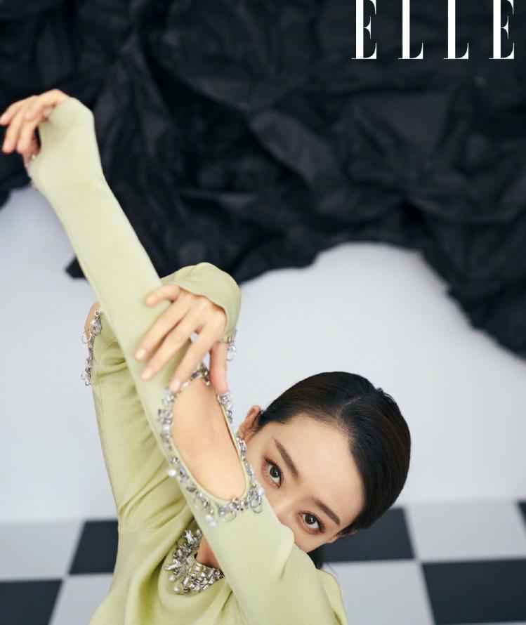 张小斐穿露背礼服大秀美背 展现优雅大气风