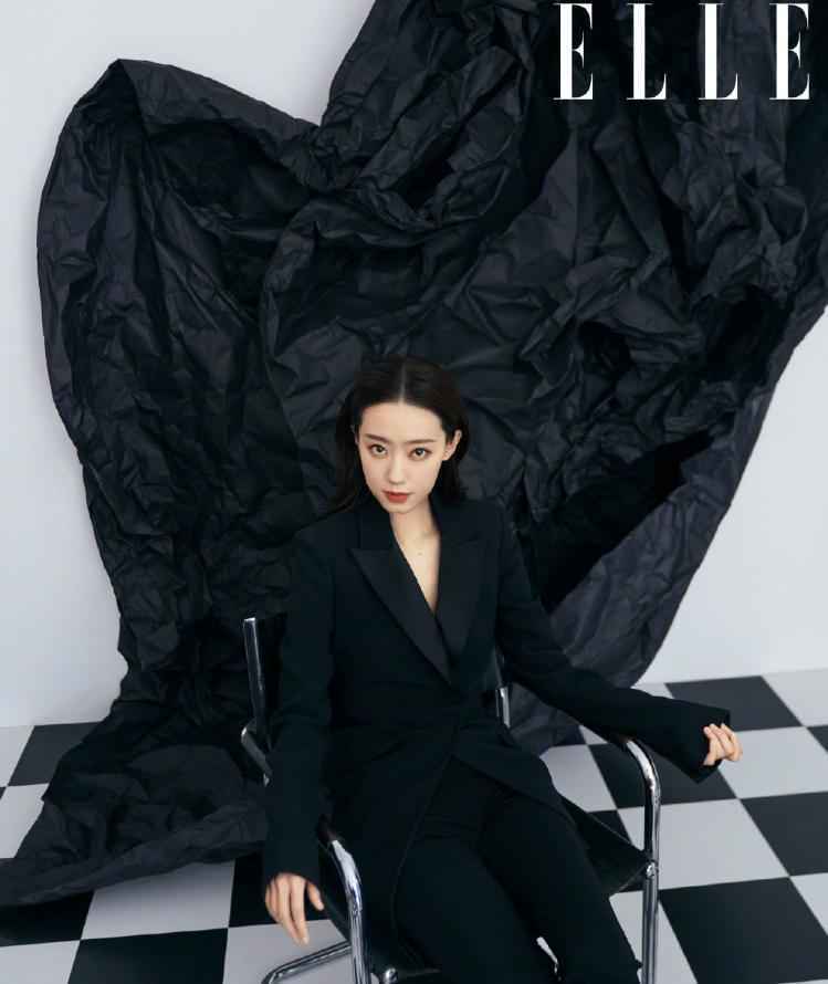 张小斐穿露背礼服大秀美背 展现优雅大气风