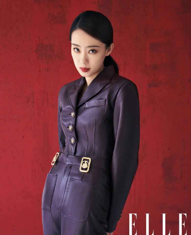 张小斐穿露背礼服大秀美背 展现优雅大气风