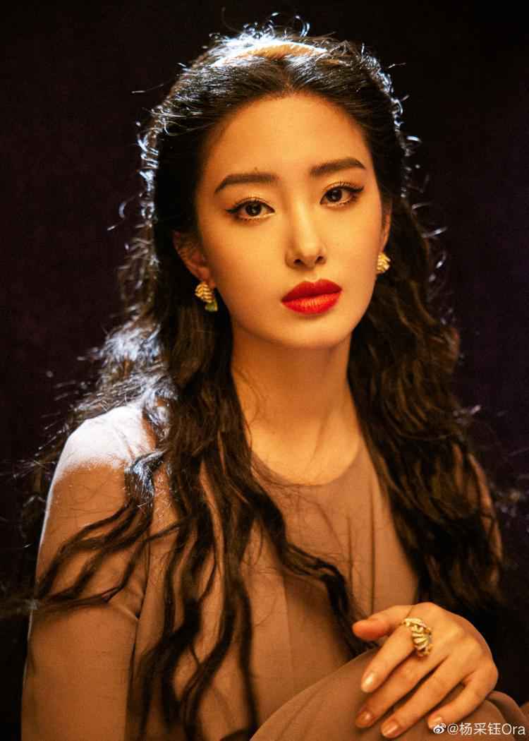 杨采钰穿褐色纱裙太迷人 卷发红唇复古优雅